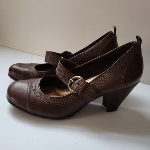 Nurture leather size 7 brown heels